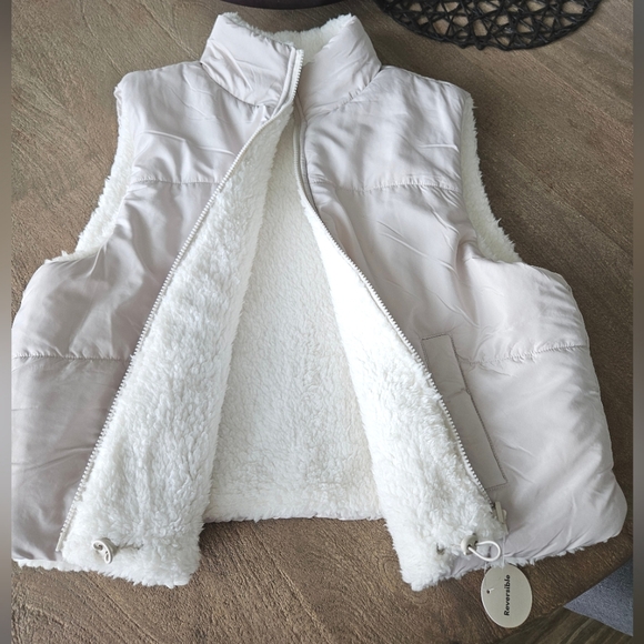 Puffer/ Sherpa Reversible Cropped Vest, Size: XL - Picture 4 of 10